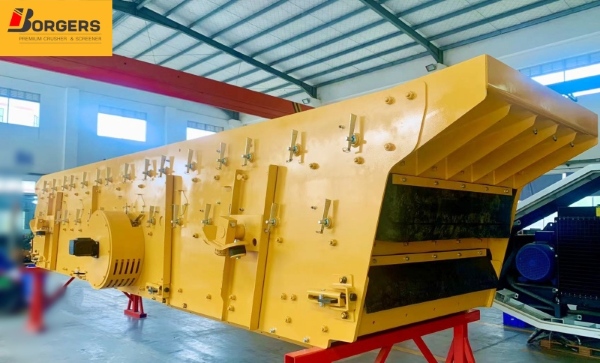 005babe32a6f3e7a2fab8a75eb7e4367.jpg Heavy-duty two-deck vibrating screen box with reinforced Q355B steel frame for high-capacity aggregate screening operations..jpg